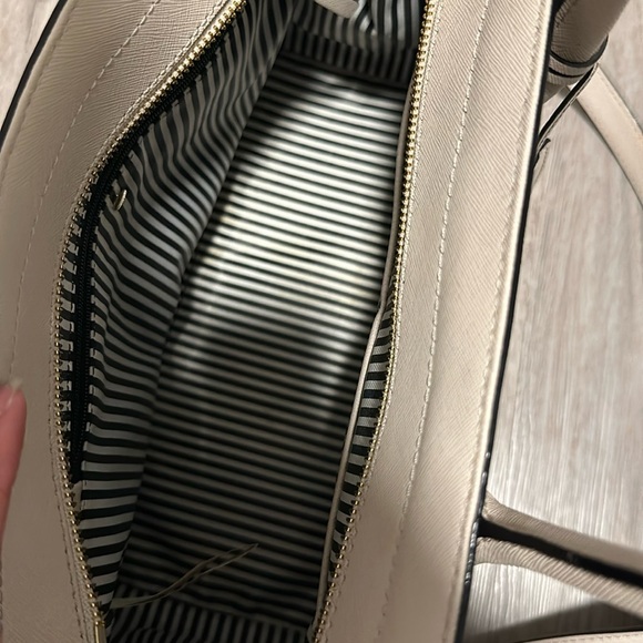 I am selling a Kate spade bag. Hasn’t been used that often. Fairly brand new. - Picture 3 of 4